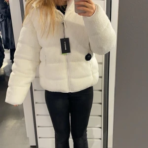 Vit teddyjacka från Everest - Säljer en supermysig vit teddyjacka från Everest. Den är jätte varm och har stora fickor. Nypris är 1000 kr och har inte använts mycket. Den har en lätt missfärgning på kragen (se bild) men det är ingent man tänker på.🥰