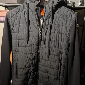 Svart cardigan  - Säljer en svart quiltad cardigan från Parajumper. Nypris runt 5000 kr i storleken s. Cardigan är näst  intill oanvänd. 