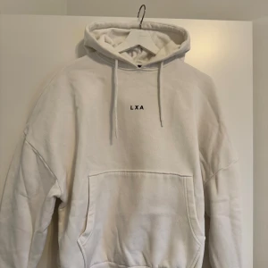 Vit LXA-hoodie - Vit oversized hoodie från LXA. Väldigt tjock och fin kvalitet. Boxig i modellen. Skulle säga att storleken är en väldigt oversized XS/S