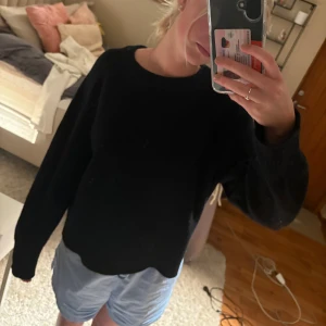 Svart stickad tröja - Säljer en stilren svart stickad tröja med rund hals och långa ärmar. 
