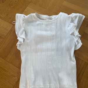 Vit ribbad topp - Säljer en vit ribbad topp från Gina Young 