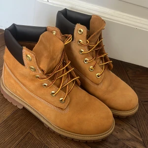 Bruna boots från Timberland - Säljer ett par klassiska bruna boots från Timberland med snörning och robust sula. Perfekta för höst och vinter med sin slitstarka design och bekväma passform.köpta är 1400 säljer för 300