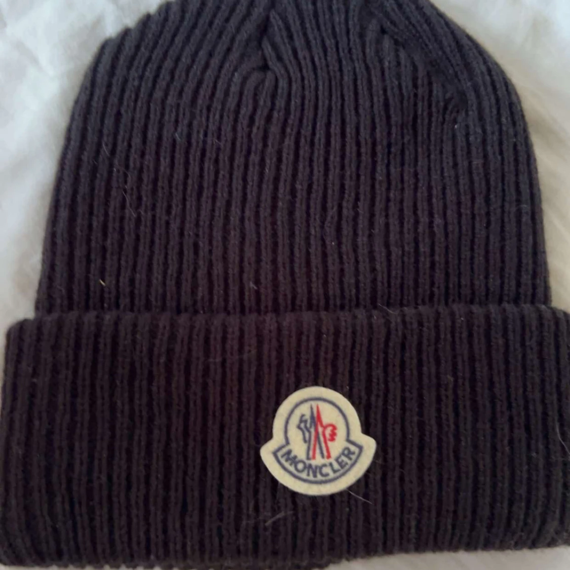 Svart ribbad mössa från Moncler