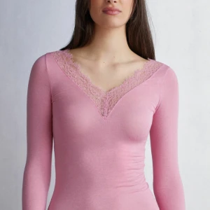 Rosa intimissimi tröja - Säljer den Rosa intimissimi tröjan jag köpte nyss. Inga defekter. Den är i M men passar mig som brukar ha S. 