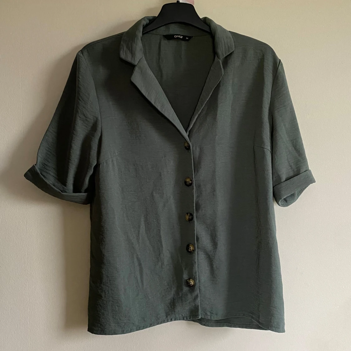 Grön kortärmad skjorta med knappar - 1