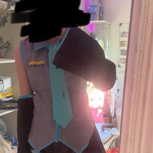 Hatsune Miku Cosplay - Selling my Miku cosplay because i never use it and i need money for other cosplays. It has some stains but i will try my best to remove them, i will wash the cosplay. Everything shown in the picture is what comes with the cosplay, nothing more. Price can be lowered, let me know if u wanna buy, I prefer swish but its okay if not!(frel free to ask for pictures 