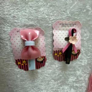 Färgglada hårklämmor med olika motiv - Säljer ett set med färgglada hårklämmor i olika former och motiv. Inkluderar en rosa rosett, en glassformad klämma, en rosa nalle och en leopardmönstrad blomma. Perfekt för att liva upp vilken frisyr som helst! 40kr/2pak/bild . Helt ny , samma frakt 