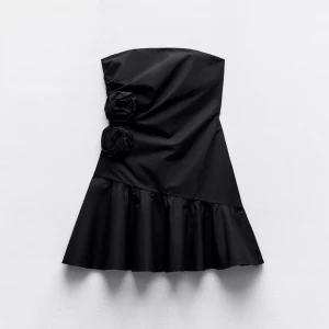 klänning - klänning från zara, säljer då den inte kommer till användning!!💞