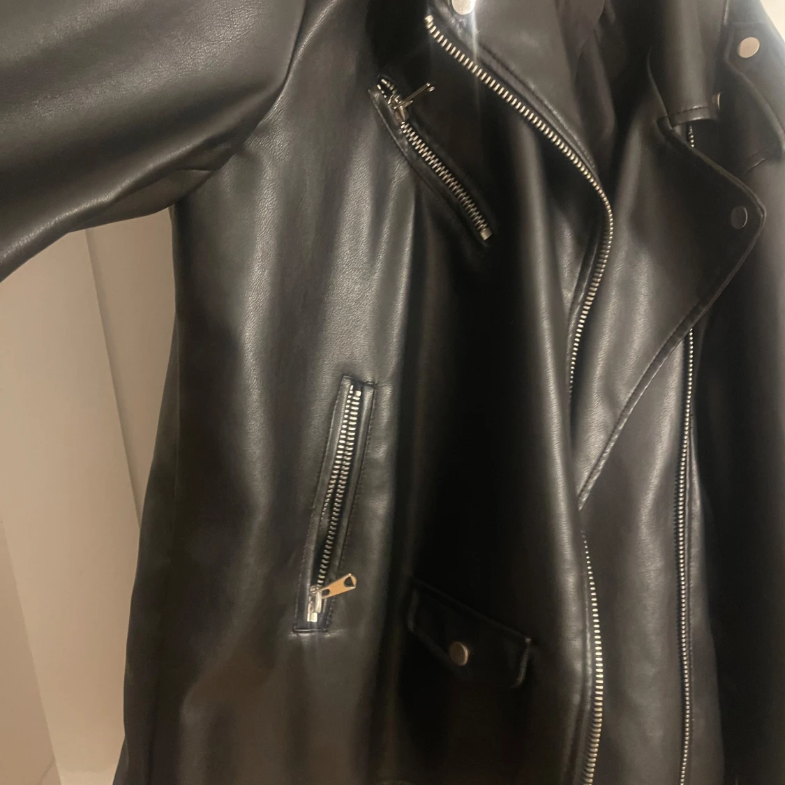 Svart skinnjacka från Stradivarius - 3