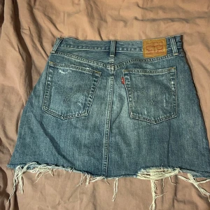 Levi's jeanskjol - Jättefin levis jeanskjol, inte använd jättemycket! Säljer endast eftersom den är för liten för mig!!