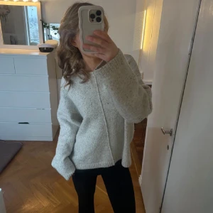 Beige stickad tröja - Mysig beige stickad tröja med en avslappnad passform. Tröjan är använd några gånger och är lite nopprig men är i ett bra skick.