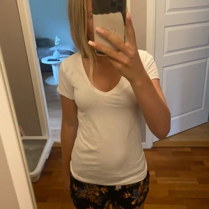 Vit t-shirt - Jätte fin bondelid T-shirt som passar till allt💕💕🩷🩷 storlek Xs men passar Xs och S💕💕