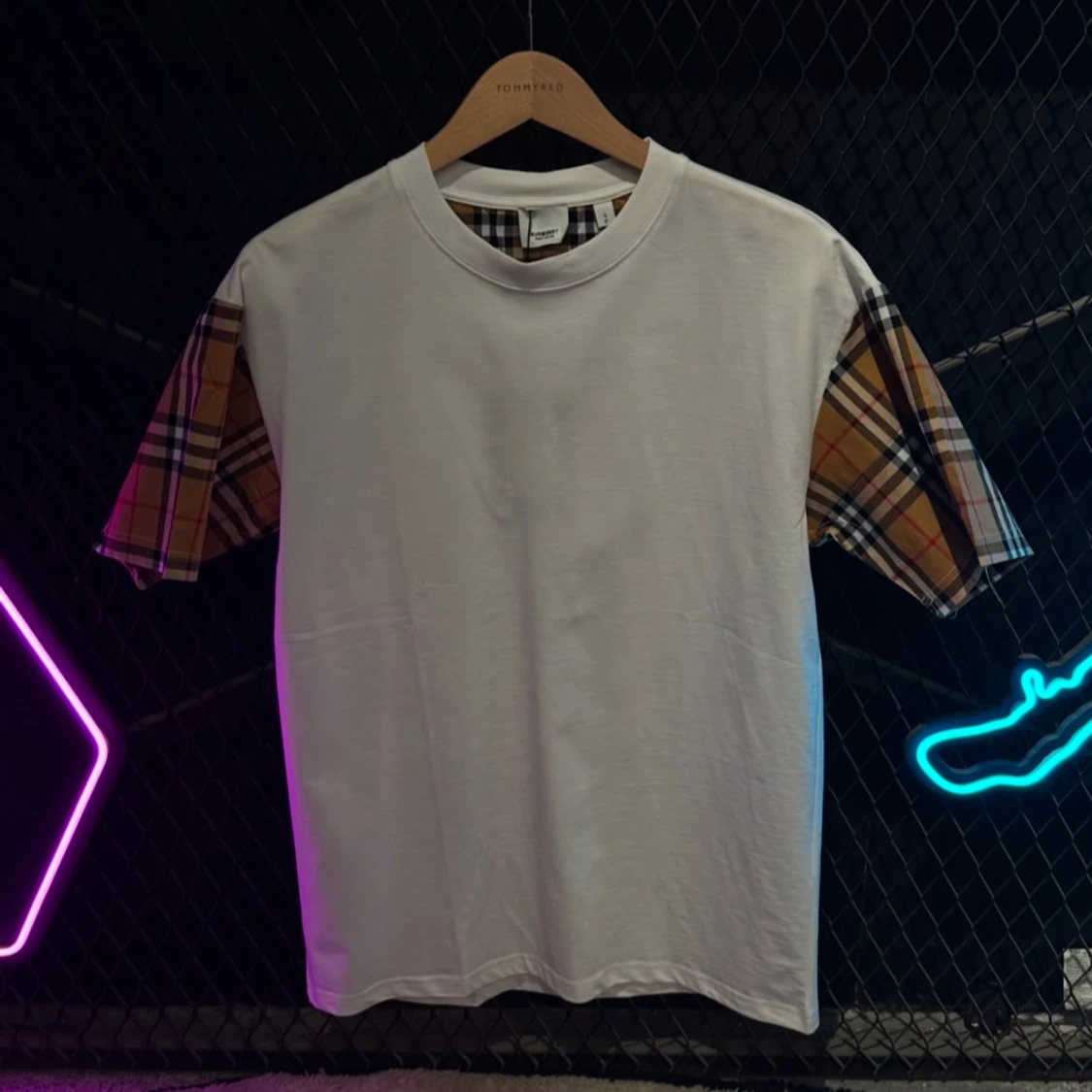 Vit t-shirt med rutiga ärmar