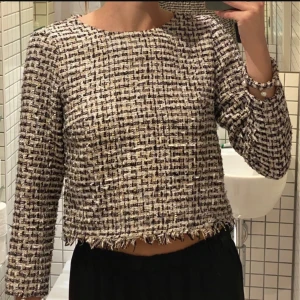 Zara Tröja med pärldetaljer - Säljer en jättefin topp med pärldetaljer vid ärmsluten från Zara! Lite kort i armarna och en pärla har lossnat, se sista bild🩷