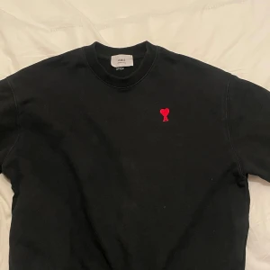 Ami Sweatshirt  - Använd enstaka gång, den är storlek M och passar bra på S. Pris går att diskuteras.