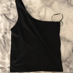 Svart oneshoulder topp - Jätte fin topp💕💕🥰🥰