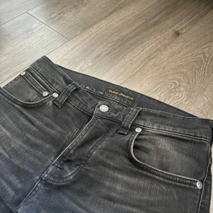 Nudie jeans - Hej säljer dessa super fina nudie jeans i storlek 28/30. Modell: Grim tim. sitter slim. Det är en skön fade på jeansen. I princip nya. Säljer då jag tycker de sitter lite tajt. Modellen är 175 och väger 60. Hör av er vid frågor samt funderingar 🤝