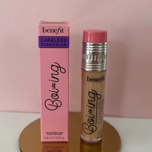 Cakeless Concealer från Benefit - Benefit Boi-ing Cakeless Concealer i nyansen 'Feel Good' Light Warm. Denna concealer kommer i en rosa och silverfärgad tub med en cushion tip-applikator för enkel applicering. Förpackningen är rosa med lila detaljer och innehåller 5 ml. Har använt den några få gånger men säljer den   på pga av att det var fel nyans för mig!