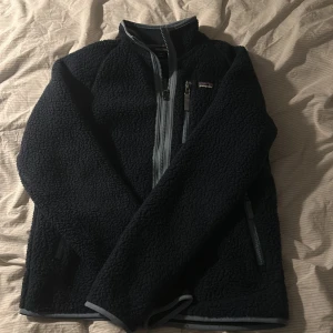 Mörkblå fleecejacka från Patagonia - En patagonia fleece som är för liten nu 8/10 skick