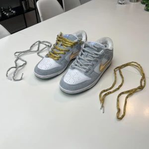 Nike SB Dunks - Tjena! Riktigt feta och unika limited edition sneakers från Nike. Du får med ett par guldiga och ett par silvriga skosnören på köpet. Storlek 46. Pris kan självklart diskuteras!