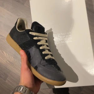 Maison margiela skor - Säljer mina maison margiela🙌| Allt box och kort medföljer | storlek 42,5 passar större🔥| Skriv vi minsta fundering 💭| Garanterad äktighet‼️Pristet är diskuterbart.