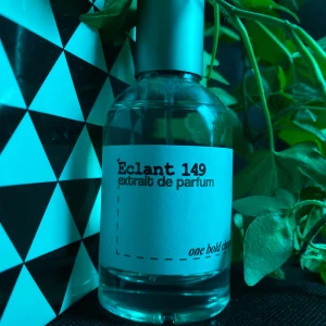 Éclant 149 extrait de parfum - Elegant parfymflaska med en minimalistisk design. Flaskan är genomskinlig med en stilren etikett i svart och vitt. Den har en metallisk kork som ger en lyxig känsla. Perfekt för den som söker en djärv och unik doftupplevelse. Creed aventus dupé! Hör av dig vid funderingar :)