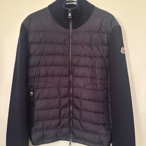 Moncler  - Moncler cardigan. Size M. Navy blue, super fint skick utöver en liten lagning på baksida arm! Pris 4090kr. 