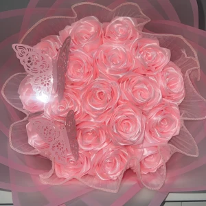 Rosa rosformad dekoration med fjärilar - Vacker dekoration med rosor i en mjuk rosa nyans, prydd med två utskurna fjärilar. Perfekt som en romantisk detalj i hemmet eller som en gåva.