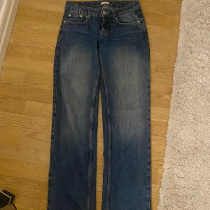 Blå jeans med bootcut - Snygga blå jeans med bootcut-stil och låg midja. Perfekta för en avslappnad look. De har en klassisk femficksdesign och en lätt tvättad effekt. Säljer på grund av att de är för små för mig, där med knappt använda.
