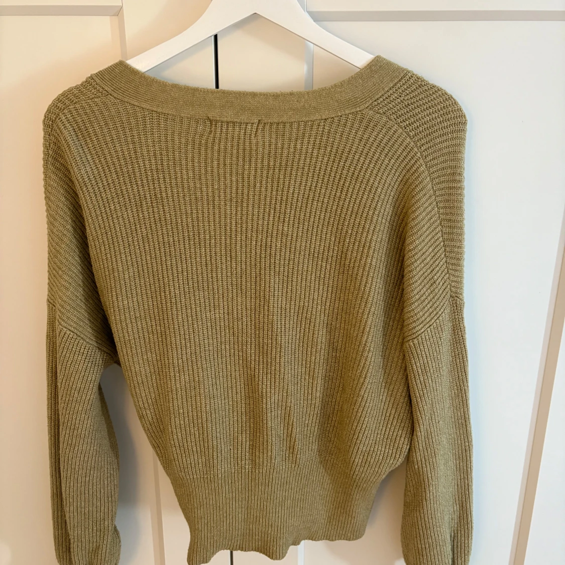 Olivgrön omlottkofta från Object  - 1