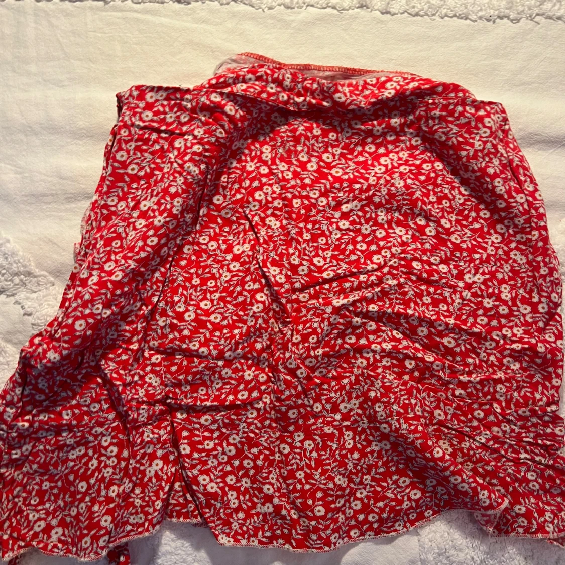 Röd blommig volangkjol med knyt - 1