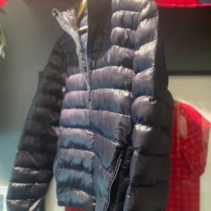 Svart pufferjacka från Polo Ralph Lauren - Säljer en mörkblå jacka från Polo Ralph Lauren. Jackan är nästan nyskick med ingen defekter. Orginal priset på jackan är cirka 5000. Om ni har några frågor är det bara att skriva.