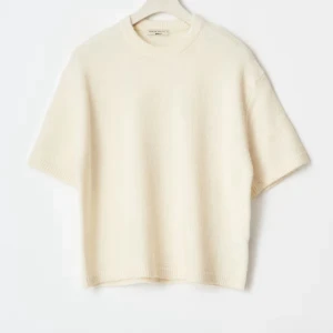 Beige stickad tröja från Filippa K - Supermjuk och stilren vit stickad tröja från Gina trico med korta ärmar och rund hals. Tröjan har en boxig passform och ribbade kanter vid ärmslut och nederkant. Perfekt för lager-på-lager och chill vibes.
