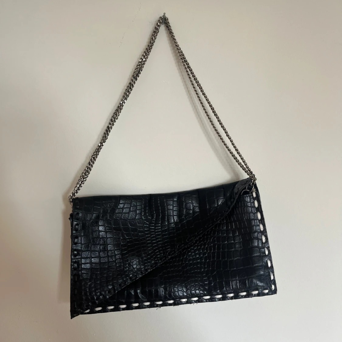 Svart kuvertväska med kedja