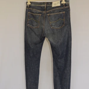 Jacob Cohën jeans  - JACOB COHËN JEANS  Storlek : W35  Passform : J610, REGULAR  Mått : A = 43CM - B = 111CM  Användning : Jeansen är i ett väldigt fint skick utan defekter  Nypris : Cirka 5000SEK
