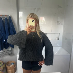 Mörkgrå stickad tröja - Mysig mörkgrå stickad tröja från Gina Tricot med breda, långa ärmar och grov ribbstickning. Tröjan har en rak, med slitsar och rund halsringning. Storlek M men passar mig som vanligtvis bär s/xs🌸🌸
