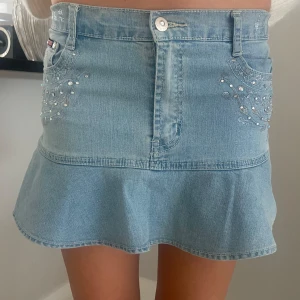 Ljusblå jeanskjol med glitter från Yuke Jeans - Supersöt ljusblå jeanskjol från Yuke Jeans med volangkant och glittriga detaljer. Vet ej varför dom två sista bilderna blev upp och ner men men💞