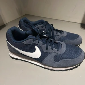 Nike md runner 2 - Blå sneakers i modellen Nike MD runner 2 (tror jag). Väldigt bra skick, använda 1-3 gånger. Storlek EU 47,5.