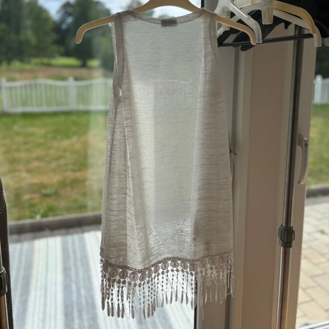 Vit ärmlös cardigan med fransar - 1