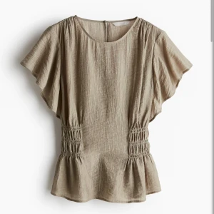 Volang blus - Utsåld grön/beige blus från H&M. Använd fåtal gånger så väldigt fint skick. Nypris 199kr men finns inte att köpa längre. Skönt och bra material. Jättegin men kommer inte till använding. Tryck gärna på köp nu. 