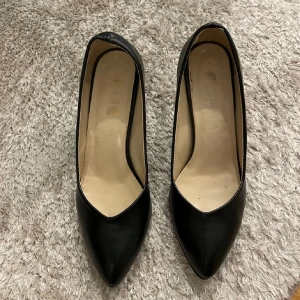 Klackskor med spets - Supersöta klackskor köpt här på Plick! Står storlek 38 men skulle säga att de passar 37🩷 Sulan är lite sliten men resten av skon är i toppskick!