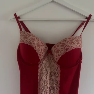 Topp / korsett med spets  - Jättefin röd topp som tyvärr är för stor för mig. Står storlek 36C, jag tror att det motsvarar 75C. Den är väldigt stretchig i materialet och passar många. Köpt second hand men aldrig använd. Skriv vid frågor☺️