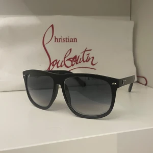 Ray-Ban boyfriends - Ett par riktigt härliga Ray-Ban boyfriends. Dom har en svart båge med ett tonat glas. | Jag har en annan annons upp med två par av dessa där jag säljer dom för 1249kr. Eller så kan man köpa här på denna annons men då endast ett par för 749kr. | Det är bara att höra av sig om man har några frågor eller om man vill ha flera bilder🤩🤩🤩
