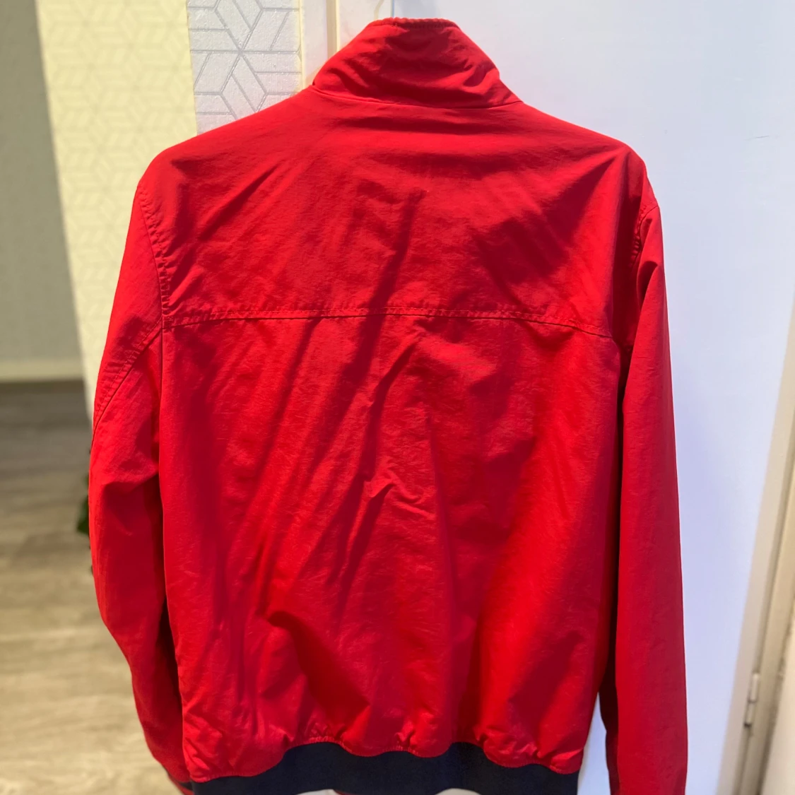 Röd vindjacka från Tommy Jeans - 2