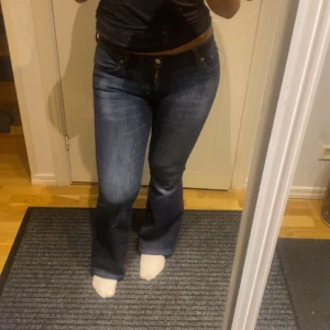 Mörkblå lågmidjade jeans - Säljer ett par mörkblå bootcut jeans från weekday, använda Max 3 gånger💕