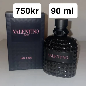 Valentino Uomo Born In Roma 80-90ml - Säljer min parfym då jag har flera luktar fantastisk gott men har som sagt andra parfymer som jag använder det är runt 80-90 ml kvar i flaskan ock köpte den nu för 1100kr tror jag