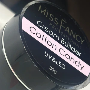 Miss Fancy Cotton candy - Miss Fancy Cream Builder i nyansen Cotton Candy är en ljusrosa builder gel för naglar och har hög viskositet. perfekt för dig som är nybörjare och gör naglar själv hemma. Säljer den pågrund av att den inte kommer till användning. Nästan helt orörd. Härdas 1 min i led/ 2 min i uv💗
