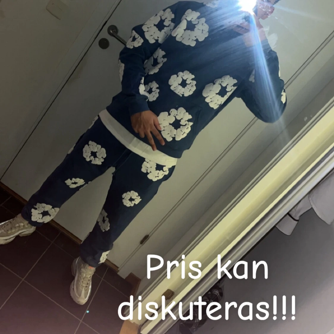 Denim tears, Blå mjukisbyxor med vita blommor - 1