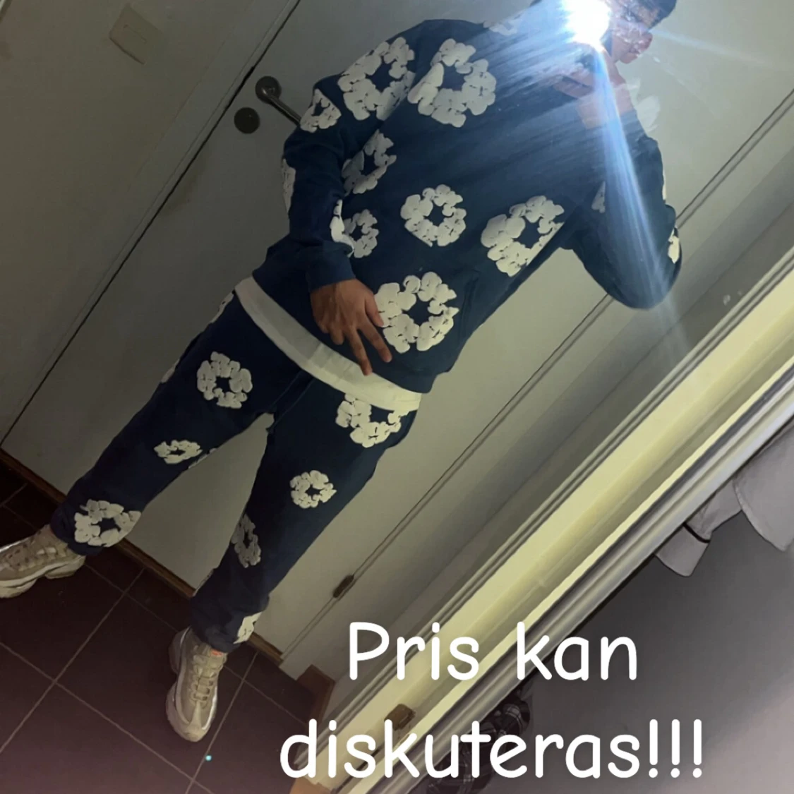 Denim tears set, Blå hoodie och blå mjukisbyxor med vita blommor - 2
