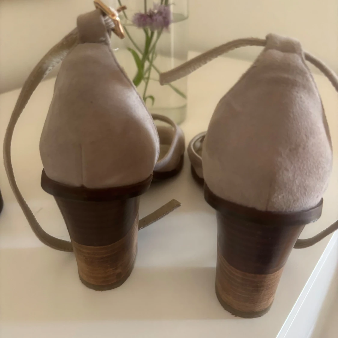 Grå mockasandaler med klack från Novita - 3